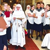  Wychowawczynie i uczennice młodych klas przygotowane do złożenia życzeń maturzystkom