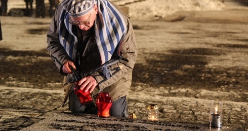 Były więzień Auschwitz Jerzy Topolewski zapalił znicze i modlił się tu za swoich rodziców, również tu więzionych