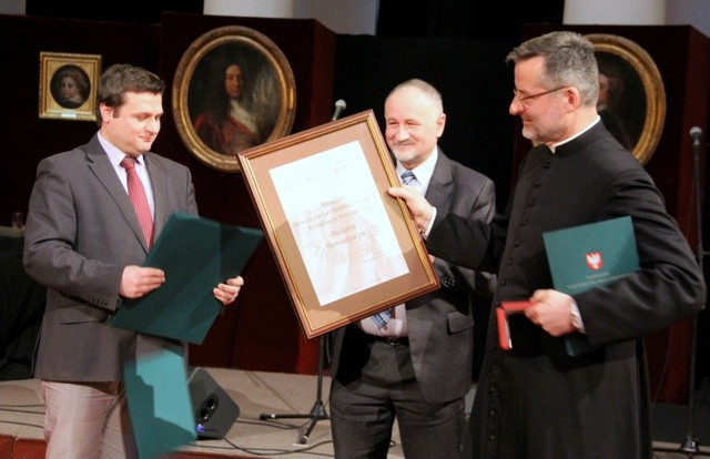 Ks. Stanisław Jurczuk odbiera dyplom i medal "Pro Masovia", przyznany stowarzyszeniu przez samorząd województwa mazowieckiego