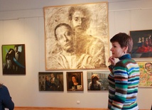 Magdalena Kwiatkowska-Rzodeczko, kurator wystawy, oprowadza i opowiada o najnowszej ekspozycji w radomskim muzeum