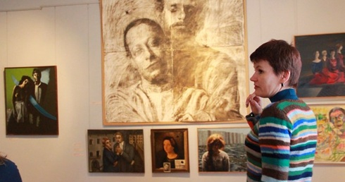 Magdalena Kwiatkowska-Rzodeczko, kurator wystawy, oprowadza i opowiada o najnowszej ekspozycji w radomskim muzeum