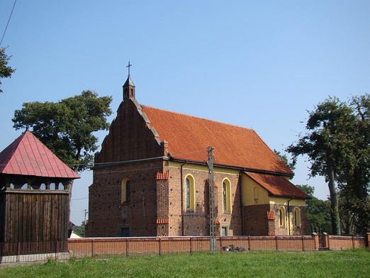 Kościół w Sierzchowach. Obok drewniana dzwonnica