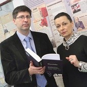  Dr hab. Adam Dziurok oraz prok. Ewa Koj z Oddziału IPN w Katowicach