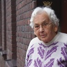 Agnieszka Kazior w drzwiach swojego domu w Gliwicach-Wójtowej Wsi, skąd w 1945 r. Sowieci zabrali ją do Kazachstanu 