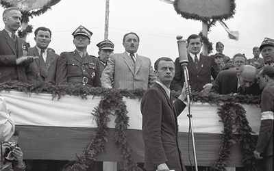 Na trybunie honorowej w Opolu w 1946 r. obok Bolesława Bieruta (w jasnym garniturze) stoi w mundurze wojewoda Aleksander Zawadzki, a z tyłu (również w mundurze) jego zastępca Jerzy Ziętek