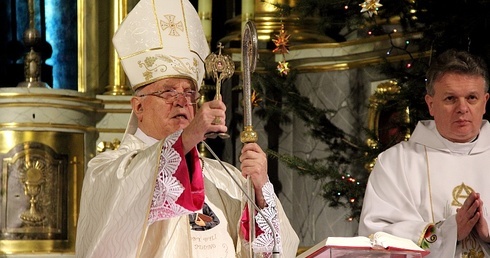 Bp Józef Zawitkowski błogosławi relikwiami bł. Bolesławy. Obok ks. Władysław Moczarski, proboszcz parafii Świętego Ducha w Łowiczu