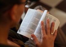 Uczy się czytać, by poznać Biblię