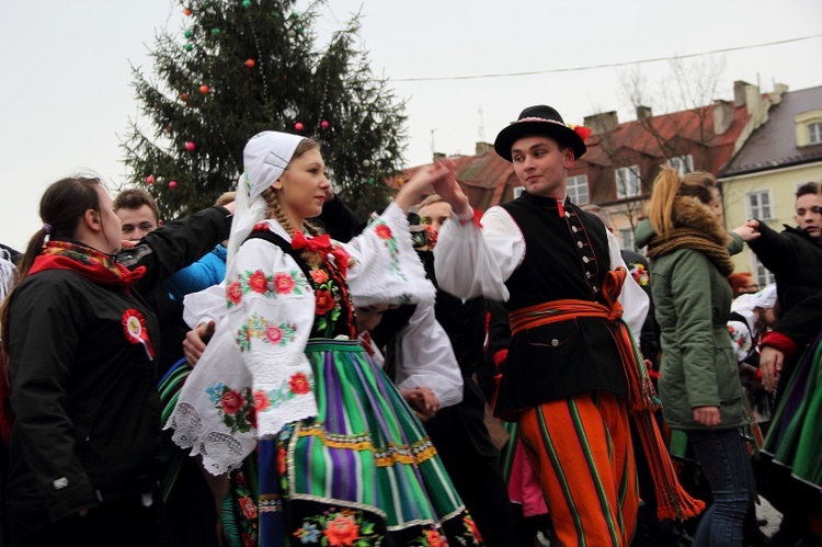 Polonez maturzystów na łowickim rynku