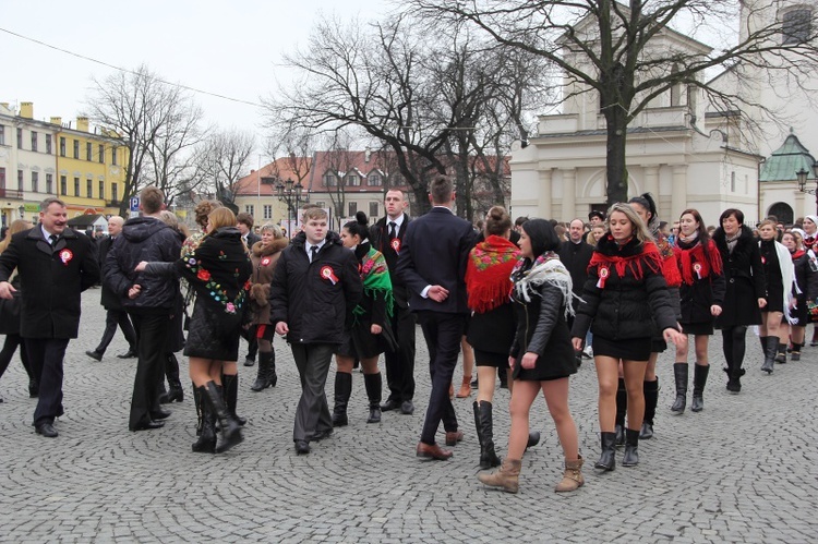 Polonez maturzystów na łowickim rynku