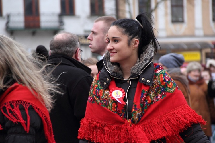 Polonez maturzystów na łowickim rynku