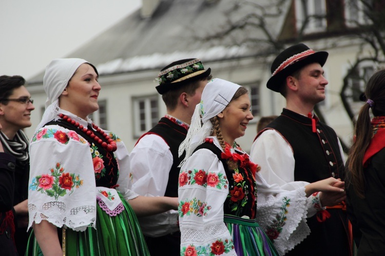 Polonez maturzystów na łowickim rynku