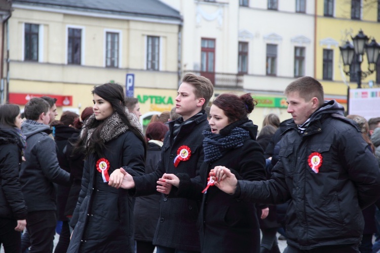 Polonez maturzystów na łowickim rynku