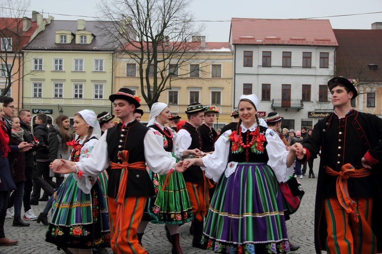 Polonez maturzystów na łowickim rynku