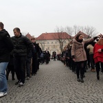 Polonez maturzystów na łowickim rynku