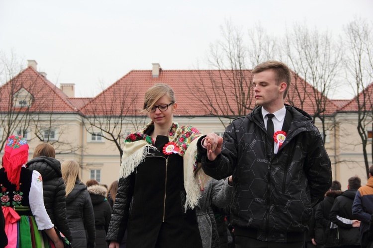 Polonez maturzystów na łowickim rynku