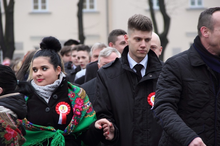 Polonez maturzystów na łowickim rynku