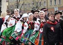 Polonez maturzystów na łowickim rynku