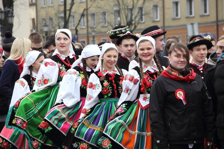 Polonez maturzystów na łowickim rynku