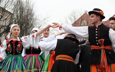 Uczniowie z ZSP nr 2 w Łowiczu zatańczyli w strojach ludowych