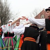 Uczniowie z ZSP nr 2 w Łowiczu zatańczyli w strojach ludowych