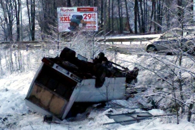 Bus spadł do rowu i zatrzymał się na dachu