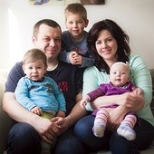  Rodziny 3+ mogą korzystać z Ogólnopolskiej Karty Dużej Rodziny, w niektórych miastach samorządy lokalne proponują również swoje własne karty uprawniające do zniżek 