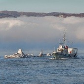 Z pary odrywającej się od powierzchni wody tworzą się nisko zawieszone chmury. Wznoszą się coraz wyżej, aż w końcu znikają gdzieś za horyzontem 