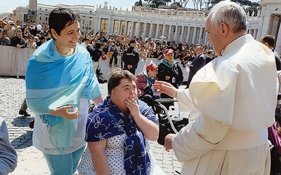 Spotkanie pani Doroty i Ani z papieżem Franciszkiem podczas pielgrzymki „Szlakiem bł. Luigiego Novarese”, zorganizowanej w 100. rocznicę urodzin błogosławionego