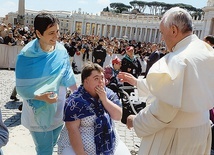 Spotkanie pani Doroty i Ani z papieżem Franciszkiem podczas pielgrzymki „Szlakiem bł. Luigiego Novarese”, zorganizowanej w 100. rocznicę urodzin błogosławionego