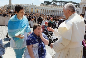 Spotkanie pani Doroty i Ani z papieżem Franciszkiem podczas pielgrzymki „Szlakiem bł. Luigiego Novarese”, zorganizowanej w 100. rocznicę urodzin błogosławionego