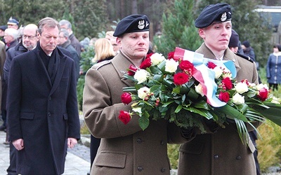  Wielki książę Luksemburga Henryk składa kwiaty przed pomnikiem na cmentarzu Ofiar Obozu Sonnenburg w Słońsku