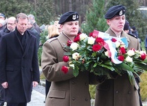  Wielki książę Luksemburga Henryk składa kwiaty przed pomnikiem na cmentarzu Ofiar Obozu Sonnenburg w Słońsku