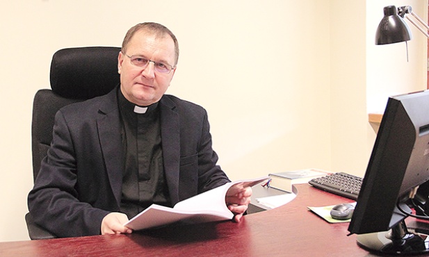  Ks. dr Jerzy Więcek w Gdańskim Trybunale Metropolitalnym pracuje od 1990 roku. Od sierpnia 2014 jest jego oficjałem