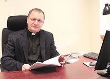  Ks. dr Jerzy Więcek w Gdańskim Trybunale Metropolitalnym pracuje od 1990 roku. Od sierpnia 2014 jest jego oficjałem