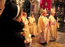 2 lutego to także święto Ofiarowania Pańskiego, inaczej Matki Bożej Gromnicznej. Procesja z płonącymi świecami na początku liturgii jest znakiem kroczenia przez życie w jedności z Jezusem 