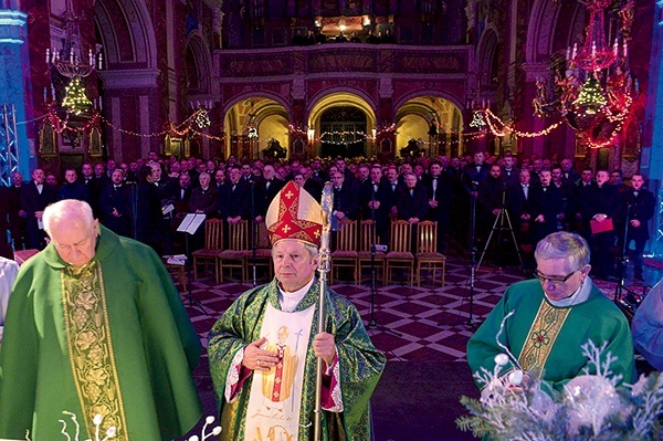   Mszy św. na rozpoczęcie  przeglądu  w paradyskim  sanktuarium  przewodniczył  bp Henryk Tomasik