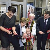  Moment przecięcia wstęgi. Z prawej Janusz Reszelewski, w środku Elżbieta Radziszewska