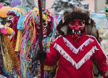  Barwni przebierańcy pojawili się na rynku  w maskach i z muzyką