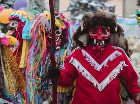  Barwni przebierańcy pojawili się na rynku  w maskach i z muzyką