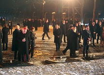  Wraz z przywódcami państw i byłymi więźniami znicze pod pomnikiem w Birkenau złożył  kard. Stanisław Dziwisz