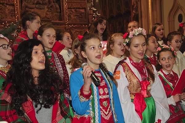 Zaśpiewali młodzi wolontariusze w wilamowskich strojach