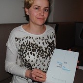  Elżbieta Skromak ze swoją książką
