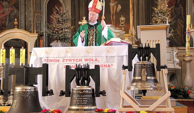 Mszy św., w czasie której poświęcono dzwony, przewodniczył ordynariusz łowicki bp Andrzej F. Dziuba