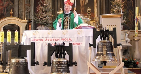 Mszy św., w czasie której poświęcono dzwony, przewodniczył ordynariusz łowicki bp Andrzej F. Dziuba