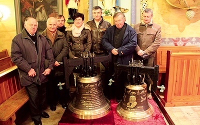  Hodowcy z kapelanem ks. J. Żyłką przy wyjątkowych dzwonach