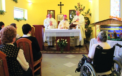  Poświęcenie kaplicy, przy ołtarzu ks. Henryk Gerlic, bp Gerard Kusz i ks. Krzysztof Konieczny
