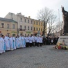 Konsekrowani przed Eucharystią przez chwilę modlili się pod pomnikiem św. Jana Pawła II