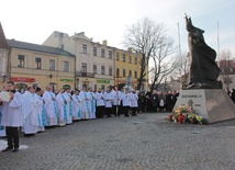 Konsekrowani przed Eucharystią przez chwilę modlili się pod pomnikiem św. Jana Pawła II