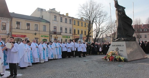 Konsekrowani przed Eucharystią przez chwilę modlili się pod pomnikiem św. Jana Pawła II