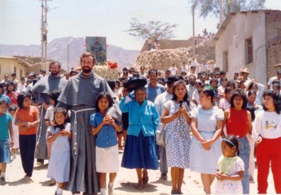 Sługa Boży o. Michał Tomaszek w otoczeniu dzieci w Pariacoto